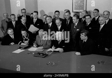 Warszawa, 1948-09-02. Podpisanie przez Polskê i Czechos³owacjê umowy pocztowo-telegraficznej. Nz. za sto³em siedz¹, m.in.: czeski minister poczt dr Alois Neuman (3L), minister poczt i telegrafów prof. Wac³aw Szymanowski (2P). ka  PAP      Warsaw, Sept. 2, 1948. Poland and Czechoslovakia sign an agreement on posts and telegraphs. Pictured: Czech Post Minister Alois Neuman (3rd left), Post and Telegraphs Minister Professor Waclaw Szymanowski (2nd right).  ka  PAP Stock Photo