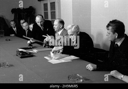 Warszawa, 1948-09-02. Podpisanie przez Polskê i Czechos³owacjê umowy pocztowo-telegraficznej. Nz. m.in.: minister poczt i telegrafów prof. Wac³aw Szymanowski (2P), czeski minister poczt dr Alois Neuman (3P). ka  PAP      Warsaw, Sept. 2, 1948. Poland and Czechoslovakia sign an agreement on posts and telegraphs. Pictured: Post and Telegraphs Minister Professor Waclaw Szymanowski (2nd right), Czech Post Minister Alois Neuman (3rd right).  ka  PAP Stock Photo