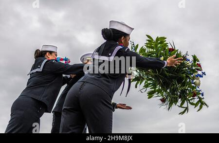 San Diego, California, USA. 7th Dec, 2021. Sailors toss a wreath into San Diego Bay as part of the USS Midway Museum's commemoration of the 80th anniversary of the attack on Pearl Harbor. (Credit Image: © David Barak/ZUMA Press Wire) Stock Photo