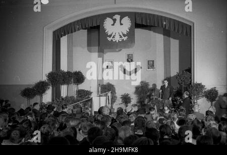 Warszawa, 1948-09-21. Podczas Œwiatowego Kongresu Intelektualistów we Wroc³awiu zosta³a przyjêta propozycja nadania imienia Benito Juareza Szkole Podstawowej Nr 85 przy ulicy Ludwika Narbutta 14. Szko³a otrzyma³a sztandar ufundowany przez m³odzie¿ ze szko³y im. Marii Sk³odowskiej-Curie w Meksyku. Nz. przemawia charge d'affaires poselstwa meksykañskiego w Polsce Lamberto H. Obregon.  msa  PAP      Warsaw, Sept. 21, 1948. The World Congress of Intellectuals in Wroclaw accepted the proposal to give the name of Benito Juarez to Elementary School No 85 at 14 Ludwika Narbutta Street. The school rece Stock Photo