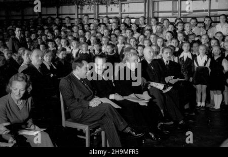 Warszawa, 1948-09-21. Podczas Œwiatowego Kongresu Intelektualistów we Wroc³awiu zosta³a przyjêta propozycja nadania imienia Benito Juareza Szkole Podstawowej Nr 85 przy ulicy Ludwika Narbutta 14. Szko³a otrzyma³a sztandar ufundowany przez m³odzie¿ ze szko³y im. Marii Sk³odowskiej-Curie w Meksyku. Nz. m.in. charge d'affaires poselstwa meksykañskiego w Polsce Lamberto H. Obregon (3L) i Minister Pe³nomocny Meksyku w Polsce Jan Drohojowski (4L).  msa  PAP      Warsaw, Sept. 21, 1948. The World Congress of Intellectuals in Wroclaw accepted the proposal to give the name of Benito Juarez to Elementar Stock Photo