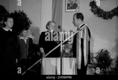 Warszawa, 1948-09-21. Podczas Œwiatowego Kongresu Intelektualistów we Wroc³awiu zosta³a przyjêta propozycja nadania imienia Benito Juareza Szkole Podstawowej Nr 85 przy ulicy Ludwika Narbutta 14. Szko³a otrzyma³a sztandar ufundowany przez m³odzie¿ ze szko³y im. Marii Sk³odowskiej-Curie w Meksyku. Nz. Minister Pe³nomocny Meksyku w Polsce Jan Drohojowski przekazuje sztandar w³adzom szko³y.  msa  PAP      Warsaw, Sept. 21, 1948. A proposal to name No. 85 Grammar School on 14 Narbuta Street after Benito Juarez was presented during the World Congress of Intellectuals in Wroclaw. The school received Stock Photo