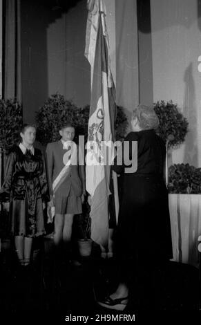 Warszawa, 1948-09-21. Podczas Œwiatowego Kongresu Intelektualistów we Wroc³awiu zosta³a przyjêta propozycja nadania imienia Benito Juareza Szkole Podstawowej Nr 85 przy ulicy Ludwika Narbutta 14. Szko³a otrzyma³a sztandar ufundowany przez m³odzie¿ ze szko³y im. Marii Sk³odowskiej-Curie w Meksyku. Nz. przekazanie sztandaru pocztowi sztandarowemu. msa  PAP      Warsaw, Sept. 21, 1948. A proposal to name No. 85 Grammar School on 14 Narbuta Street after Benito Juarez was presented during the World Congress of Intellectuals in Wroclaw. The school received a banner funded by youth of the Maria Sklod Stock Photo