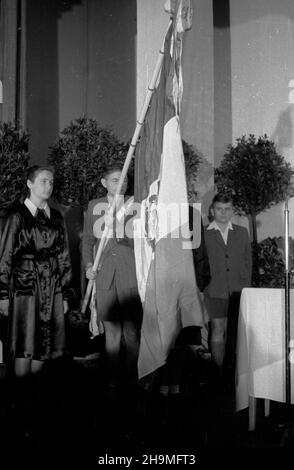 Warszawa, 1948-09-21. Podczas Œwiatowego Kongresu Intelektualistów we Wroc³awiu zosta³a przyjêta propozycja nadania imienia Benito Juareza Szkole Podstawowej Nr 85 przy ulicy Ludwika Narbutta 14. Szko³a otrzyma³a sztandar ufundowany przez m³odzie¿ ze szko³y im. Marii Sk³odowskiej-Curie w Meksyku. Nz. poczet sztandarowy. msa  PAP      Warsaw, Sept. 21, 1948. The World Congress of Intellectuals in Wroclaw accepted the proposal to give the name of Benito Juarez to Elementary School No 85 at 14 Ludwika Narbutta Street. The school received a banner funded by the youth from Maria Sklodowska-Curie Sc Stock Photo