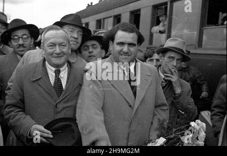 Warszawa, 1948-09-22. Przyjazd pos³a nadzwyczajnego i ministra pe³nomocnego pañstwa Izrael Izraela Barzilaya. Barzilay zosta³ powitany na dworcu przez przedstawicieli Centralnego Komitetu ¯ydów w Polsce. Nz. m.in. Izrael Barzilay (2P). msa  PAP      Warsaw, Sept. 22, 1948. The arrival of Israel's deputy extraordinary and minister plenipotentiary Israel Barzilay. Barzilay was welcomed at a railway station by representatives of the Central Committee of Jews in Poland. Pictured: Israel Barzilay (2nd right), among others.  msa  PAP Stock Photo