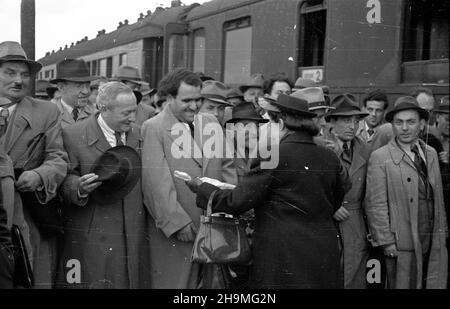 Warszawa, 1948-09-22. Przyjazd pos³a nadzwyczajnego i ministra pe³nomocnego pañstwa Izrael Izraela Barzilaya. Barzilay zosta³ powitany na dworcu przez przedstawicieli Centralnego Komitetu ¯ydów w Polsce. Nz. m.in. Izrael Barzilay (w pierwszym rzêdzie, 3L). msa  PAP      Warsaw, Sept. 22, 1948. The arrival of Israel's deputy extraordinary and minister plenipotentiary Israel Barzilay. Barzilay was welcomed at a railway station by representatives of the Central Committee of Jews in Poland. Pictured: Israel Barzilay (in the first row, 3rd left), among others.  msa  PAP Stock Photo