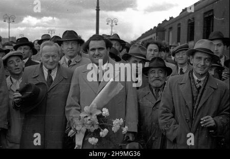 Warszawa, 1948-09-22. Przyjazd pos³a nadzwyczajnego i ministra pe³nomocnego pañstwa Izrael Izraela Barzilaya. Barzilay zosta³ powitany na dworcu przez przedstawicieli Centralnego Komitetu ¯ydów w Polsce. Nz. m.in. Izrael Barzilay (z kwiatami). msa  PAP      Warsaw, Sept. 22, 1948. The arrival of Israel's deputy extraordinary and minister plenipotentiary Israel Barzilay. Barzilay was welcomed at a railway station by representatives of the Central Committee of Jews in Poland. Pictured: Israel Barzilay (with flowers), among others.  msa  PAP Stock Photo