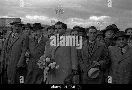 Warszawa, 1948-09-22. Przyjazd pos³a nadzwyczajnego i ministra pe³nomocnego pañstwa Izrael Izraela Barzilaya. Barzilay zosta³ powitany na dworcu przez przedstawicieli Centralnego Komitetu ¯ydów w Polsce. Nz. m.in. Izrael Barzilay (z kwiatami). msa  PAP      Warsaw, Sept. 22, 1948. The arrival of Israel's deputy extraordinary and minister plenipotentiary Israel Barzilay. Barzilay was welcomed at a railway station by representatives of the Central Committee of Jews in Poland. Pictured: Israel Barzilay (with flowers), among others.  msa  PAP Stock Photo