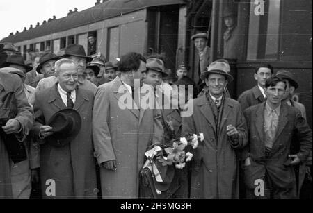 Warszawa, 1948-09-22. Przyjazd pos³a nadzwyczajnego i ministra pe³nomocnego pañstwa Izrael Izraela Barzilaya. Barzilay zosta³ powitany na dworcu przez przedstawicieli Centralnego Komitetu ¯ydów w Polsce. Nz. m.in. Izrael Barzilay (z kwiatami). msa  PAP      Warsaw, Sept. 22, 1948. The arrival of Israel's deputy extraordinary and minister plenipotentiary Israel Barzilay. Barzilay was welcomed at a railway station by representatives of the Central Committee of Jews in Poland. Pictured: Israel Barzilay (with flowers), among others.  msa  PAP Stock Photo