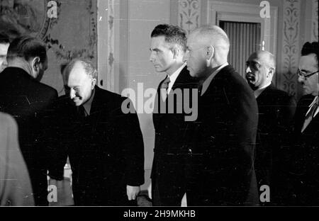 Warszawa, 1948-09-29. Belweder (Sala Pompejañska). Z³o¿enie listów uwierzytelniaj¹cych przez pos³a nadzwyczajnego i ministra pe³nomocnego pañstwa Izrael Izraela Barzilaya. Nz. prezydent RP Boles³aw Bierut (1L) przyjmuje cz³onków poselstwa izraelskiego. msa  PAP      Warsaw, Sept. 29, 1948. The Belvedere Palace (Pompeian Hall). Israel's deputy extraordinary and minister plenipotentiary Israel Barzilay presenting his credentials. Pictured: Poland's President  Boleslaw Bierut (1st left) receiving members of the Israeli mission.  msa  PAP