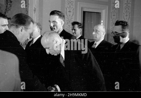 Warszawa, 1948-09-29. Belweder (Sala Pompejañska). Z³o¿enie listów uwierzytelniaj¹cych przez pos³a nadzwyczajnego i ministra pe³nomocnego pañstwa Izrael Izraela Barzilaya. Nz. prezydent RP Boles³aw Bierut (2L) przyjmuje cz³onków poselstwa izraelskiego.  msa  PAP      Warsaw, Sept. 29, 1948. The Belvedere Palace (Pompeian Hall). Israel's deputy extraordinary and minister plenipotentiary Israel Barzilay presenting his credentials. Pictured: Poland's President  Boleslaw Bierut (2nd left) receiving members of the Israeli mission.  msa  PAP