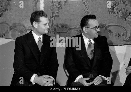 Warszawa, 1948-09-29. Belweder (Sala Pompejañska). Z³o¿enie listów uwierzytelniaj¹cych przez pos³a nadzwyczajnego i ministra pe³nomocnego pañstwa Izrael Izraela Barzilaya. Nz. cz³onkowie izraelskiego poselstwa. msa  PAP      Warsaw, Sept. 29, 1948. The Belvedere Palace (Pompeian Hall). Israel's deputy extraordinary and minister plenipotentiary Israel Barzilay presenting his credentials. Pictured: members of the Israeli mission.  msa  PAP