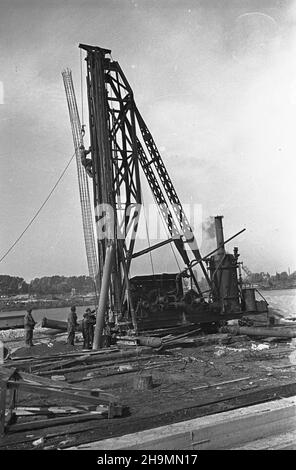 Szczecin, 1948-10. Port Szczecin. Budowa nowego basenu i nabrze¿a prze³adunków masowych. W torfiaste pod³o¿e wbijane s¹ pale, na nich oparte zostan¹ fundamenty pod dŸwigi. Nz. kafar.  mw  PAP    Dok³adny dzieñ wydarzenia nieustalony.      Szczecin, Oct. 1948. The  Szczecin port. The construction of a new basin and the cargo re-loading wharf. Pillars are driven into the ground of peat to serve as cranes' foundations. Pictured: a pile-driver.  mw  PAP Stock Photo