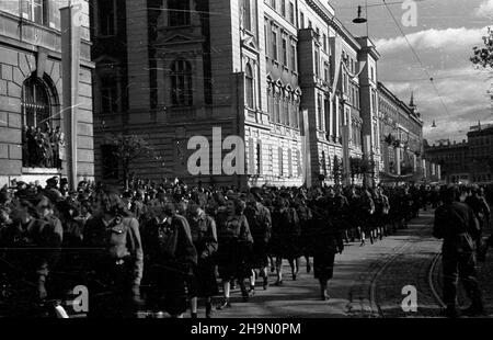 Kraków, 1948-10-10. Centralne obchody pi¹tej rocznicy bitwy pod Lenino zakoñczy³a defilada z udzia³em 70 tys. uczestników. Nz. ulic¹ Basztow¹ defiluj¹ oddzia³y Powszechnej Organizacji S³u¿ba Polsce.  mw  PAP      Cracow, Oct. 10, 1948. Central ceremonies marking the 5th anniversary of the Battle of Lenino ended in a parade that attracted 70,000 participants. Pictured: units of Service to Poland (Sluzba Polsce) mass organisation march along Basztowa Street.  mw  PAP Stock Photo