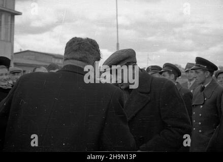 Warszawa, 1948-10-10. Przylot sportowców radzieckich na lotnisko Okêcie. Wezm¹ udzia³ w zawodach organizowanych w ca³ym kraju z okazji Miesi¹ca Pog³êbiania PrzyjaŸni Polsko-Radzieckiej. Nz. m.in. ambasador ZSRR Wiktor Lebiediew (L). mw  PAP      Warsaw, Oct. 10, 1948. The arrival of Soviet athletes at Okecie airport. The athletes will take part in competitions organized across Poland to mark Polish-Soviet Friendship Month. Pictured: Soviet Union's ambassador Viktor Lebedev (left).  mw  PAP