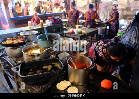Guatemala Chichicastenango Plaza y Mercado - Street food vendor Stock Photo