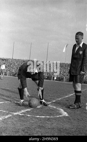 Warszawa, 1948-10-17. Na stadionie Wojskowego Klubu Sportowego Legia przy ul. £azienkowskiej rozegrano mecz towarzyski w pi³ce no¿nej pomiêdzy Polsk¹ i Finlandi¹ 1:0 (0:0). Zwyciêsk¹ bramkê strzeli³ Gerard Cieœlik. Nz. sêdzia g³ówny meczu Barna z Wêgier (L) oraz sêdzia boczny D³ugosz z Polski. pw  PAP      Warsaw, Oct. 17, 1948. A soccer friendly match between Poland and Finland 1:0 (0:0) was played at the Legia military sports stadium on Lazienkowska Street: Pictured: chief referee Barna from Hungary (left), assistant referee Dlugosz from Poland.   pw  PAP