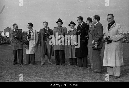 Warszawa, 1948-10-17. Na stadionie Wojskowego Klubu Sportowego Legia przy ul. £azienkowskiej rozegrano mecz towarzyski w pi³ce no¿nej pomiêdzy Polsk¹ i Finlandi¹ 1:0 (0:0). Zwyciêsk¹ bramkê strzeli³ Gerard Cieœlik. Nz. fotoreporterzy, min. Jerzy Baranowski (3L). pw  PAP          Warsaw, Oct. 17, 1948. A soccer friendly match between Pland and Finland 1:0 (0:0) at the Legia military sports club on Lazienkowska Street with the winning goal being shot by Gerard Cieslik. Pictured: photojournalists, Jerzy Baranowski (3rd from left).  pw  PAP