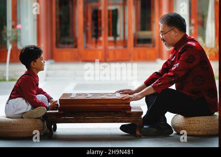 Between the two playing chess in the courtyard Stock Photo