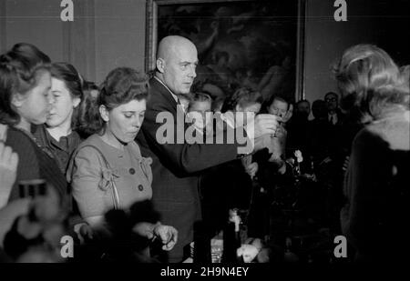 Warszawa, 1948-10-25. Premier Józef Cyrankiewicz (nz. C) podj¹³ w Prezydium Rady Ministrów przodowników pracy spoœród m³odzie¿y województw bia³ostockiego, rzeszowskiego i lubelskiego. Nz. wznoszenie toastu.   uu  PAP      Warsaw, Oct. 25, 1948. PM Jozef Cyrankiewicz (pictured center) received young heroes of socialist labour from Bialostockie, Rzeszowskie and Lubelskie provinces. Pictured: raising a glass.  uu  PAP Stock Photo