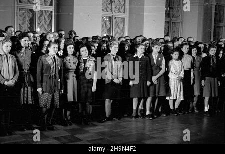 Warszawa, 1948-10-25. Premier Józef Cyrankiewicz podj¹³ w Prezydium Rady Ministrów przodowników pracy spoœród m³odzie¿y województw bia³ostockiego, rzeszowskiego i lubelskiego. uu  PAP      Warsaw, Oct. 25, 1948. PM Jozef Cyrankiewicz received young heroes of socialist labour from Bialostockie, Rzeszowskie and Lubelskie provinces.   uu  PAP Stock Photo