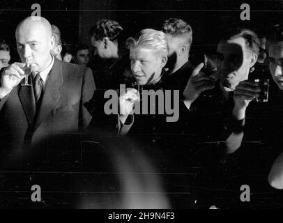 Warszawa, 1948-10-25. Premier Józef Cyrankiewicz (nz. L) podj¹³ w Prezydium Rady Ministrów przodowników pracy spoœród m³odzie¿y województw bia³ostockiego, rzeszowskiego i lubelskiego. Nz. wznoszenie toastu.   uu  PAP      Warsaw, Oct. 25, 1948. PM Jozef Cyrankiewicz (pictured left) received young heroes of socialist labour from Bialostockie, Rzeszowskie and Lubelskie provinces. Pictured: raising a glass.  uu  PAP Stock Photo