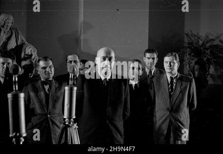 Warszawa, 1948-10-25. Premier Józef Cyrankiewicz podj¹³ w Prezydium Rady Ministrów przodowników pracy spoœród m³odzie¿y województw bia³ostockiego, rzeszowskiego i lubelskiego.Nz. przemawia J. Cyrankiewicz, w g³êbi: przewodnicz¹cy Centralnego Komitetu Organizacji M³odzie¿owej Towarzystwa Uniwersytetu Robotniczego Lucjan Motyka (1P), przewodnicz¹cy KCZZ Kazimierz Witaszewski (4P) oraz minister pracy i opieki spo³ecznej Kazimierz Rusinek (5P). uu  PAP      Warsaw, Oct. 25, 1948. PM Jozef Cyrankiewicz received young heroes of socialist labour from Bialostockie, Rzeszowskie and Lubelskie provinces. Stock Photo