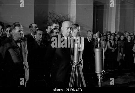 Warszawa, 1948-10-25. Premier Józef Cyrankiewicz podj¹³ w Prezydium Rady Ministrów przodowników pracy spoœród m³odzie¿y województw bia³ostockiego, rzeszowskiego i lubelskiego. Nz. przemawia J. Cyrankiewicz, za nim od lewej: minister pracy i opieki spo³ecznej Kazimierz Rusinek,  Sekretarz Generalny KCZZ (Komisja Centralna Zwi¹zków Zawodowych) Adam Kury³owicz oraz przewodnicz¹cy Centralnego Komitetu Organizacji M³odzie¿owej Towarzystwa Uniwersytetu Robotniczego Lucjan Motyka (4L). uu  PAP      Warsaw, Oct. 25, 1948. PM Jozef Cyrankiewicz received young heroes of socialist labour from Bialostocki Stock Photo