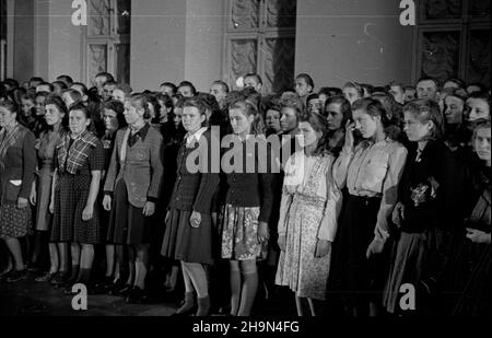 Warszawa, 1948-10-25. Premier Józef Cyrankiewicz podj¹³ w Prezydium Rady Ministrów przodowników pracy spoœród m³odzie¿y województw bia³ostockiego, rzeszowskiego i lubelskiego. uu  PAP      Warsaw, Oct. 25, 1948. PM Jozef Cyrankiewicz received young heroes of socialist labour from Bialostockie, Rzeszowskie and Lubelskie provinces.   uu  PAP Stock Photo