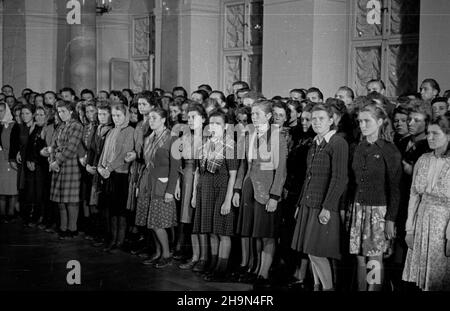 Warszawa, 1948-10-25. Premier Józef Cyrankiewicz podj¹³ w Prezydium Rady Ministrów przodowników pracy spoœród m³odzie¿y województw bia³ostockiego, rzeszowskiego i lubelskiego. uu  PAP      Warsaw, Oct. 25, 1948. PM Jozef Cyrankiewicz received young heroes of socialist labour from Bialostockie, Rzeszowskie and Lubelskie provinces.   uu  PAP Stock Photo