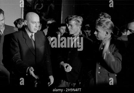 Warszawa, 1948-10-25. Premier Józef Cyrankiewicz (nz. L) podj¹³ w Prezydium Rady Ministrów przodowników pracy spoœród m³odzie¿y województw bia³ostockiego, rzeszowskiego i lubelskiego. uu  PAP      Warsaw, Oct. 25, 1948. PM Jozef Cyrankiewicz (pictured left) received young heroes of socialist labour from Bialostockie, Rzeszowskie and Lubelskie provinces.   uu  PAP Stock Photo