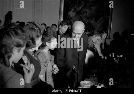 Warszawa, 1948-10-25. Premier Józef Cyrankiewicz (nz. C po prawej) podj¹³ w Prezydium Rady Ministrów przodowników pracy spoœród m³odzie¿y województw bia³ostockiego, rzeszowskiego i lubelskiego. uu  PAP      Warsaw, Oct. 25, 1948. PM Jozef Cyrankiewicz (pictured center on the right) received young heroes of socialist labour from Bialostockie, Rzeszowskie and Lubelskie provinces. Pictured: raising a glass.  uu  PAP Stock Photo