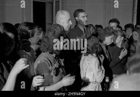 Warszawa, 1948-10-25. Premier Józef Cyrankiewicz (nz. C po lewej) podj¹³ w Prezydium Rady Ministrów przodowników pracy spoœród m³odzie¿y województw bia³ostockiego, rzeszowskiego i lubelskiego. uu  PAP      Warsaw, Oct. 25, 1948. PM Jozef Cyrankiewicz (pictured: center on the left) received young heroes of socialist labour from Bialostockie, Rzeszowskie and Lubelskie provinces.   uu  PAP Stock Photo