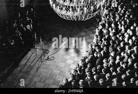 Warszawa, 1948-10-25. Premier Józef Cyrankiewicz podj¹³ w Prezydium Rady Ministrów przodowników pracy spoœród m³odzie¿y województw bia³ostockiego, rzeszowskiego i lubelskiego. Nz. przemawia premier. uu  PAP      Warsaw, Oct. 25, 1948. Prime Minister Jozef Cyrankiewicz met with young heroes of socialist labour from Bialostockie, Rzeszowskie and Lubelskie provinces. Pictured: the PM speaking.  uu  PAP Stock Photo