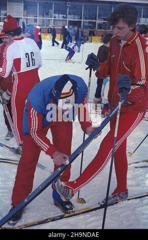 Zakopane 02.1984. Memoria³ Bronis³awa Czecha i Heleny Marusarzówny. Zawody narciarskie rozgrywane corocznie od 1946 roku w Zakopanem. Nz. woskowanie nart. js  PAP/Jerzy Ochoñski    Dok³adny dzieñ wydarzenia nieustalony.         Zakopane February 1984. The 1984 Bronislaw Czech and Helena Marusarzowna Memorial Ski Track. The ski competition held every year since 1946 in Zakopane. Pictured: ski waxing.  js  PAP/Jerzy Ochonski    Event date unknown.