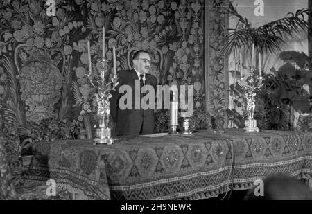 Warszawa, 1948-11-05. W Belwederze odby³o siê uroczyste posiedzenie inauguracyjne Ogólnopolskiego Komitetu Wykonawczego uczczenia 150-lecia urodzin Adama Mickiewicza. Posiedzeniu przewodniczy³ prezydent RP Boles³aw Bierut (nz.). uu  PAP      Warsaw, Nov. 5, 1948. The inaugural meeting of the National Executive Committee for honouring the 150th birth anniversary of Adam Mickiewicz at the Belvedere Palace. The meeting was chaired by President Boleslaw Bierut (pictured).   uu  PAP Stock Photo