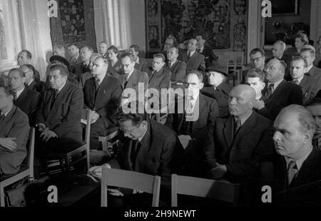 Warszawa, 1948-11-05. W Belwederze odby³o siê uroczyste posiedzenie inauguracyjne Ogólnopolskiego Komitetu Wykonawczego uczczenia 150-lecia urodzin Adama Mickiewicza. Posiedzeniu przewodniczy³ prezydent RP Boles³aw Bierut. Na spotkaniu obecni byli cz³onkowie rz¹du, liczni reprezentanci œwiata nauki, literatury i sztuki oraz przodownicy pracy. Nz. m.in. pose³ na Sejm Ustawodawczy Jakub Berman (na pierwszym planie, P), prezes Spó³dzielni Wydawniczo-Oœwiatowej Czytelnik Jerzy Borejsza (w drugim rzêdzie, 2P), sekretarz Komisji Centralnej Zwi¹zków Zawodowych Boles³aw Gebert (3L), wiceminister kultu Stock Photo