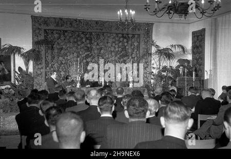 Warszawa, 1948-11-05. W Belwederze odby³o siê uroczyste posiedzenie inauguracyjne Ogólnopolskiego Komitetu Wykonawczego uczczenia 150-lecia urodzin Adama Mickiewicza. Posiedzeniu przewodniczy³ prezydent RP Boles³aw Bierut. Na spotkaniu obecni byli cz³onkowie rz¹du, liczni reprezentanci œwiata nauki, literatury i sztuki oraz przodownicy pracy. Nz. za sto³em od lewej: minister kultury i sztuki Stefan Dybowski, wiceminister obrony narodowej Marian Spychalski, premier Józef Cyrankiewicz, Boles³aw Bierut, minister obrony narodowej Micha³ Rola-¯ymierski. Przemawia poeta Mieczys³aw Jastrun. uu  PAP Stock Photo