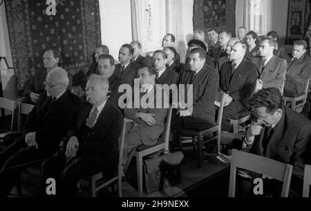 Warszawa, 1948-11-05. W Belwederze odby³o siê uroczyste posiedzenie inauguracyjne Ogólnopolskiego Komitetu Wykonawczego uczczenia 150-lecia urodzin Adama Mickiewicza. Posiedzeniu przewodniczy³ prezydent RP Boles³aw Bierut. Na spotkaniu obecni byli cz³onkowie rz¹du, liczni reprezentanci œwiata nauki, literatury i sztuki oraz przodownicy pracy. Nz. m. in. prezes polskiej Akademii Umiejêtnoœci prof. Kazimierz Nitsch (w pierwszym rzêdzie, 1L), prezes Spó³dzielni Wydawniczo-Oœwiatowej Czytelnik Jerzy Borejsza (na pierwszym planie, 1P), rektor Uniwersytetu Warszawskiego prof. Franciszek Czubalski (w Stock Photo