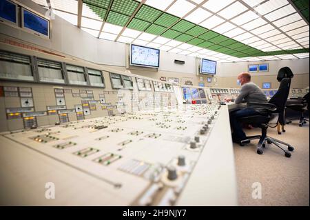Brokdorf, Germany. 02nd Dec, 2021. An employee sits at a control panel in the control room of the Brokdorf nuclear power plant. After almost 35 years of operation, the nuclear power plant operated by Preussen Elektra will be shut down at the end of 2021. The pressurized water reactor with an output of around 1400 megawatts has been supplying electricity since 1986. Credit: Christian Charisius/dpa/Alamy Live News Stock Photo