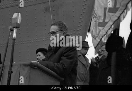 Gdañsk, 1948-12-12. W Stoczni Gdañskiej zwodowano rudowêglowiec Jednoœæ Robotnicza, którego budowê ukoñczono 33 dni przed terminem, dla uczczenia Kongresu Jednoœci (15-22 grudnia). Uroczystoœci przewodniczy³ wiceminister ¿eglugi Kazimierz Petrusewicz w obecnoœci m.in. wojewody gdañskiego Stanis³awa Zra³ka, przedstawiciela armatora - dyrektora Gdynia Ameryka Linie ¯eglugowe (GAL) Mariusza Pliniusa. Matk¹ chrzestn¹ statku zosta³a dzia³aczka ruchu robotniczego Marcjanna Fornalska (matka Ma³gorzaty).  mta  PAP  Dok³adny dzieñ wydarzenia nieustalony.      Gdansk, Dec. 12, 1948. The ore-carrier Work Stock Photo