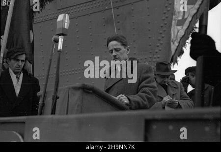 Gdañsk, 1948-12-12. W Stoczni Gdañskiej zwodowano rudowêglowiec Jednoœæ Robotnicza, którego budowê ukoñczono 33 dni przed terminem, dla uczczenia Kongresu Jednoœci (15-22 grudnia). Uroczystoœci przewodniczy³ wiceminister ¿eglugi Kazimierz Petrusewicz w obecnoœci m.in. wojewody gdañskiego Stanis³awa Zra³ka, przedstawiciela armatora - dyrektora Gdynia Ameryka Linie ¯eglugowe (GAL) Mariusza Pliniusa. Matk¹ chrzestn¹ statku zosta³a dzia³aczka ruchu robotniczego Marcjanna Fornalska (matka Ma³gorzaty). Nz. przemawia Kazimierz Petrusewicz. mta  PAP  Dok³adny dzieñ wydarzenia nieustalony.      Gdansk, Stock Photo