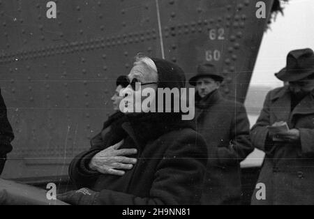 Gdañsk, 1948-12-12. W Stoczni Gdañskiej zwodowano rudowêglowiec Jednoœæ Robotnicza, którego budowê ukoñczono 33 dni przed terminem, dla uczczenia Kongresu Jednoœci (15-22 grudnia). Uroczystoœci przewodniczy³ wiceminister ¿eglugi Kazimierz Petrusewicz w obecnoœci m.in. wojewody gdañskiego Stanis³awa Zra³ka, przedstawiciela armatora - dyrektora Gdynia Ameryka Linie ¯eglugowe (GAL) Mariusza Pliniusa. Matk¹ chrzestn¹ statku zosta³a dzia³aczka ruchu robotniczego Marcjanna Fornalska (matka Ma³gorzaty). Nz. Marcjanna Fornalska. mta  PAP  Dok³adny dzieñ wydarzenia nieustalony.      Gdansk, Dec. 12, 19 Stock Photo