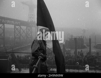 Gdañsk, 1948-12-12. Stocznia Gdañska. Wodowanie rudowêglowca Jednoœæ Robotnicza, którego budowê ukoñczono 33 dni przed terminem, dla uczczenia Kongresu Jednoœci (15-22 XII). wb  PAP      Gdansk, Dec. 12, 1948. The Gdansk Shipyard. The launching of the Jednosc Robotnicza (Worker Unity) coal-ore carrier that was built 33 days ahead of schedule to honour the Unity Congress (Dec. 15-22).  wb  PAP Stock Photo