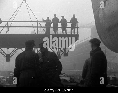 Gdañsk, 1948-12-12. Stocznia Gdañska. Wodowanie rudowêglowca Jednoœæ Robotnicza, którego budowê ukoñczono 33 dni przed terminem, dla uczczenia Kongresu Jednoœci (15-22 XII). wb  PAP      Gdansk, Dec. 12, 1948. The Gdansk Shipyard. The launching of the Jednosc Robotnicza (Worker Unity) coal-ore carrier that was built 33 days ahead of schedule to honour the Unity Congress (Dec. 15-22).  wb  PAP Stock Photo