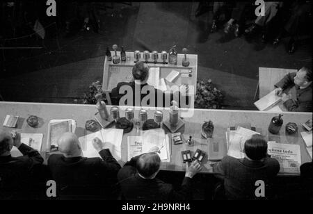 Warszawa, 1948-12-16. Kongres Zjednoczeniowy Polskiej Partii Robotniczej (PPR) i Polskiej Partii Socjalistycznej (PPS), 15-21 XII, w auli Politechniki Warszawskiej. I Zjazd Polskiej Zjednoczonej Partii Robotniczej (PZPR).  ka  PAP    Warsaw, Dec. 16, 1948. The Unification Congress of the Polish Worker Party (PPR) and the Polish Socialist Party (PPS) in Warsaw University on Technology on December 15 to 21. The 1st Congress of the Polish United Worker Party (PUWP).   ka  PAP Stock Photo