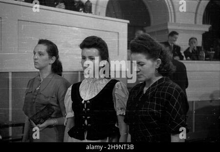 Warszawa, 1948-12-17. Kongres Zjednoczeniowy Polskiej Partii Robotniczej (PPR) i Polskiej Partii Socjalistycznej (PPS), 15-21 XII, w auli Politechniki Warszawskiej. I Zjazd Polskiej Zjednoczonej Partii Robotniczej (PZPR). Nz. delegatki Ligi Kobiet. ka  PAP/Wojciech Kondracki    Warsaw, Dec. 17, 1948. The Unification Congress of the Polish Worker Party (PPR) and Polish Socialist Party (PPS), at Warsaw University of Technology on Dec. 15-21. The 1st Congress of the Polish United Worker Party (PZPR). Pictured: Women's League delegates.   ka  PAP/Wojciech Kondracki Stock Photo