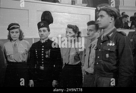 Warszawa, 1948-12-17. Kongres Zjednoczeniowy Polskiej Partii Robotniczej (PPR) i Polskiej Partii Socjalistycznej (PPS), 15-21 XII, w auli Politechniki Warszawskiej. I Zjazd Polskiej Zjednoczonej Partii Robotniczej (PZPR). Nz. delegaci organizacji m³odzie¿y. PAP/Wojciech Kondracki    Warsaw, Dec. 17, 1948. The Unification Congress of the Polish Worker Party (PPR) and Polish Socialist Party (PPS), at Warsaw University of Technology on Dec. 15-21. The 1st Congress of the Polish United Worker Party (PZPR). Pictured: delegates of youth organizations.   ka  PAP/Wojciech Kondracki Stock Photo