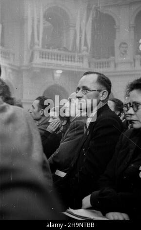 Warszawa, 1948-12-17. Kongres Zjednoczeniowy Polskiej Partii Robotniczej (PPR) i Polskiej Partii Socjalistycznej (PPS), 15-21 XII, w auli Politechniki Warszawskiej. I Zjazd Polskiej Zjednoczonej Partii Robotniczej (PZPR).   ka  PAP/Wojciech Kondracki    Warsaw, Dec. 17, 1948. The Unification Congress of the Polish Worker Party (PPR) and Polish Socialist Party (PPS), at Warsaw University of Technology on Dec. 15-21. The 1st Congress of the Polish United Worker Party (PZPR).   ka  PAP/Wojciech Kondracki Stock Photo