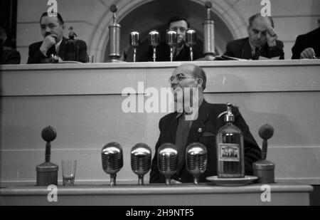 Warszawa, 1948-12-17. Kongres Zjednoczeniowy Polskiej Partii Robotniczej (PPR) i Polskiej Partii Socjalistycznej (PPS), 15-21 XII, w auli Politechniki Warszawskiej. I Zjazd Polskiej Zjednoczonej Partii Robotniczej (PZPR). Nz. przemawia cz³onek Komitetu Centralnego PZPR W³adys³aw Gomu³ka. ka  PAP/Wojciech Kondracki    Warsaw, Dec. 17, 1948. The Unification Congress of the Polish Worker Party (PPR) and Polish Socialist Party (PPS), at Warsaw University of Technology on Dec. 15-21. The 1st Congress of the Polish United Worker Party (PZPR). Pictured: member of the PZPR Central Committee Wladyslaw Stock Photo